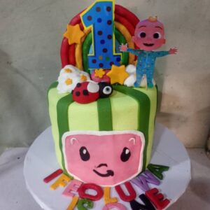 Vanilla/Strawberry fondant cake